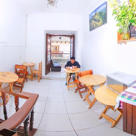 Ostello The Grassshopper Plaza De Armas Cuzco Esterno foto